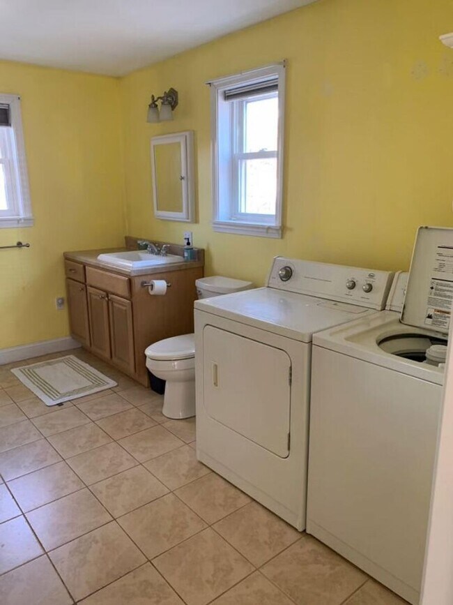 Building Photo - 22 Cedar St