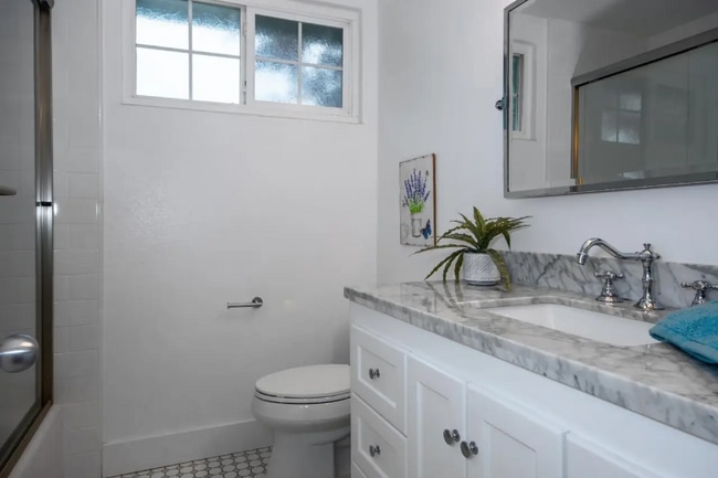 Building Photo - 340 Jarvis Ct