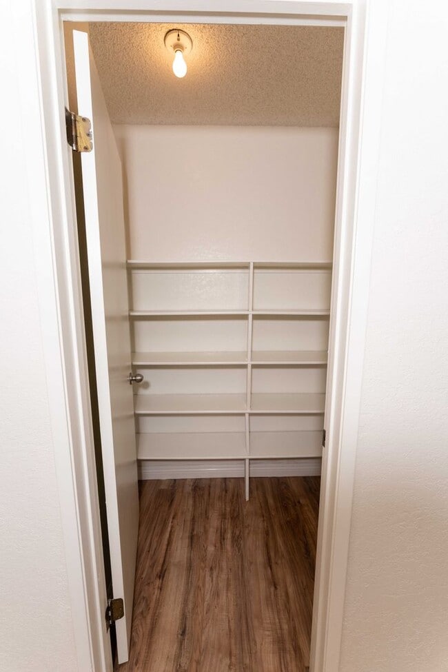 Building Photo - DEPOSIT MOVE IN SPECIAL! 2 BED 1.5 BATH TO...