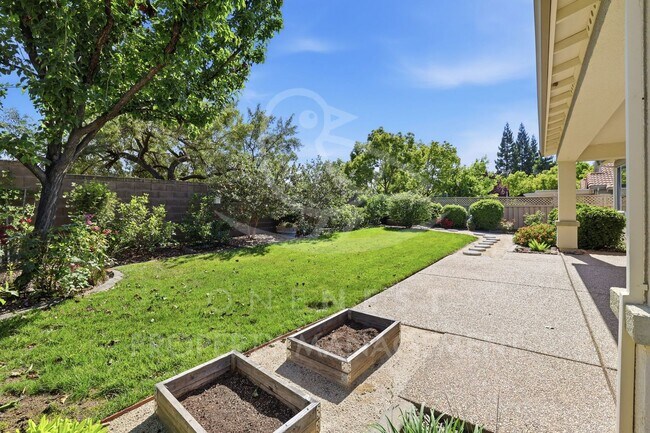 Building Photo - Refreshed 2-bedroom plus den, 2.5-bathroom in beloved Sun City Lincoln Del Webb community!