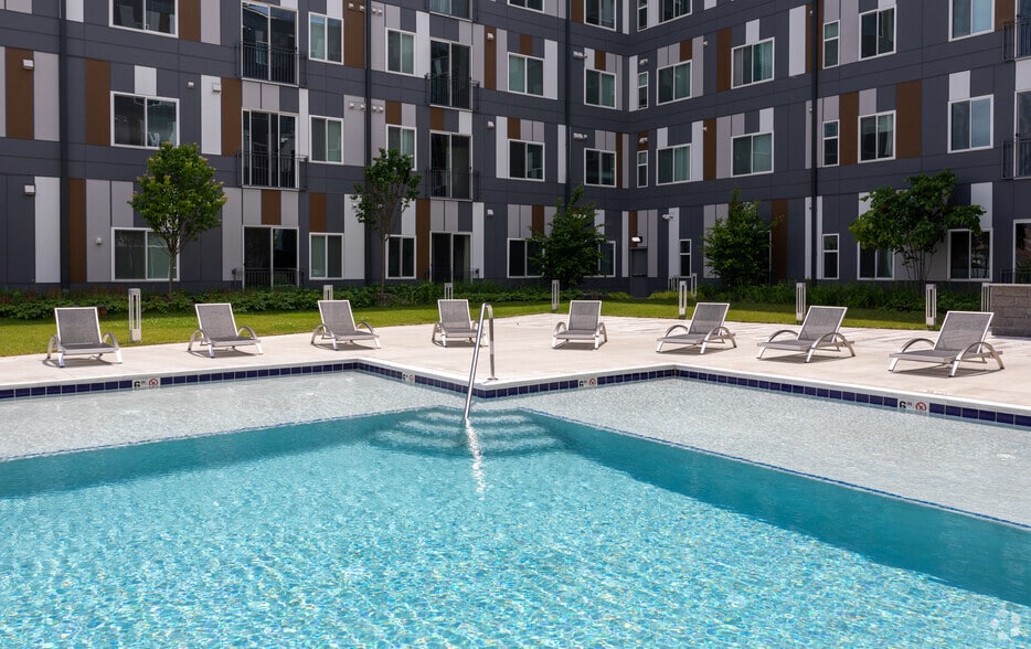 Sunrise Pool - Center West