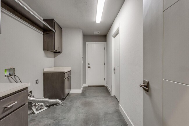 Building Photo - 2125 Heavenly Dr