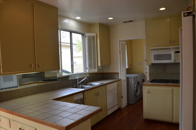 Kitchen - 1717 Riverside Dr