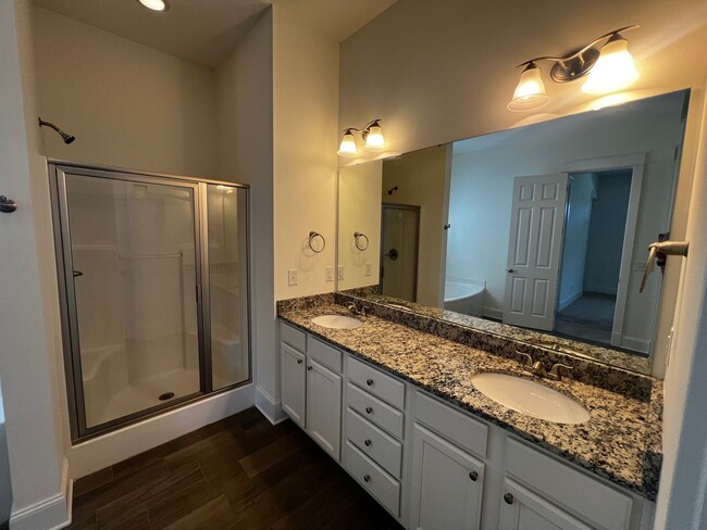Building Photo - Beautiful Townhome in Central Myrtle Beach!