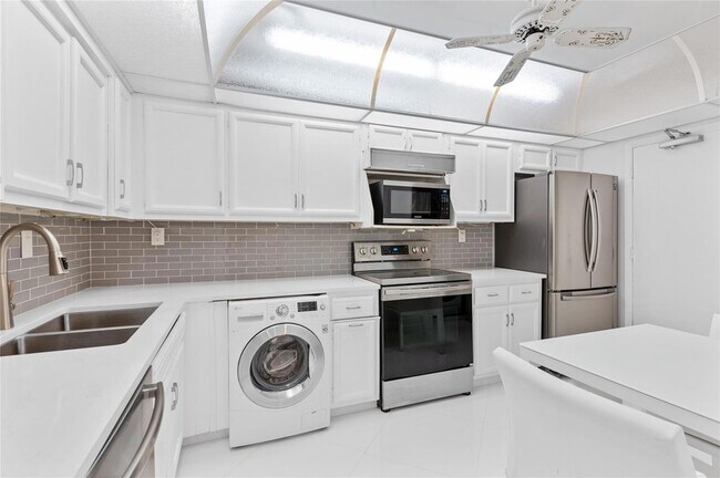 Building Photo - 3850 Galt Ocean Dr
