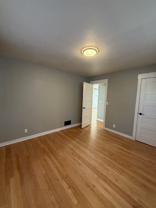 Building Photo - Bright 2-Bedroom Tri-plex, Near Parks and Transportation