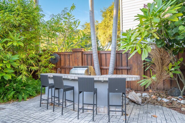 Building Photo - 1234 Beach Dr NE