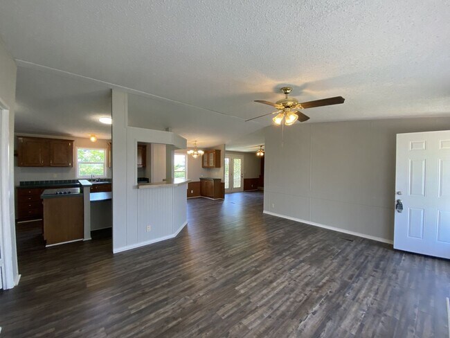 Building Photo - Four Bedroom In the Country