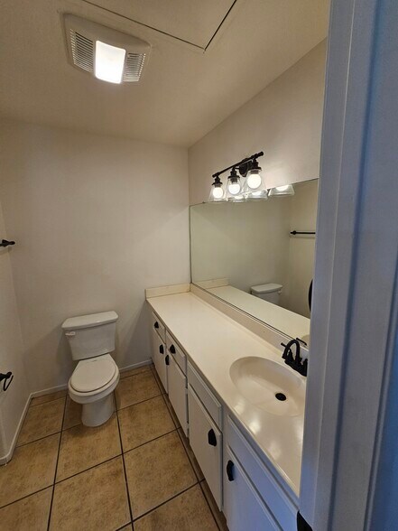 Building Photo - 1050 Harbor Heights Dr