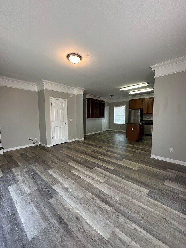 Building Photo - Large 4 bedroom home near Campus- Pre Lease for August 1st 2026