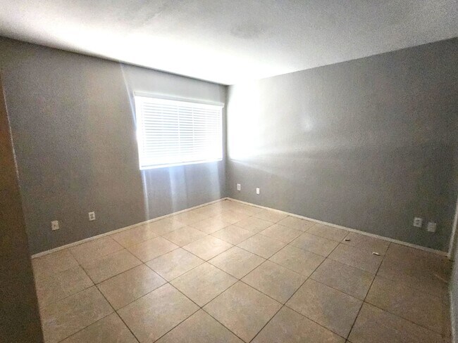 Building Photo - 2 bed 2 bath condo