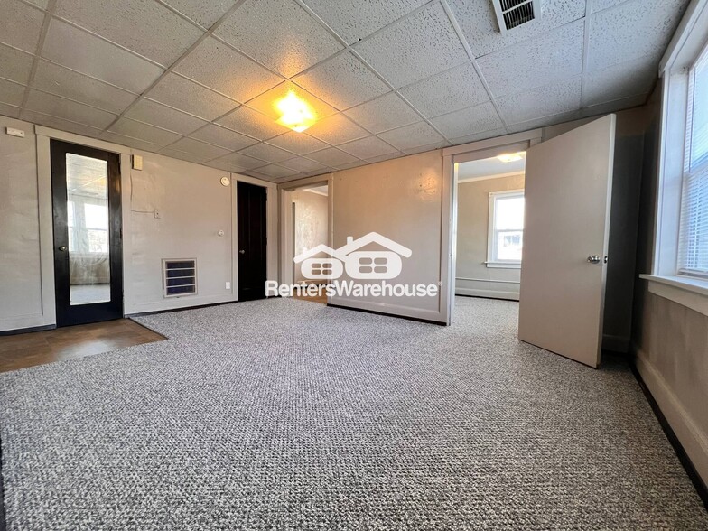 Building Photo - 610 N Buxton St