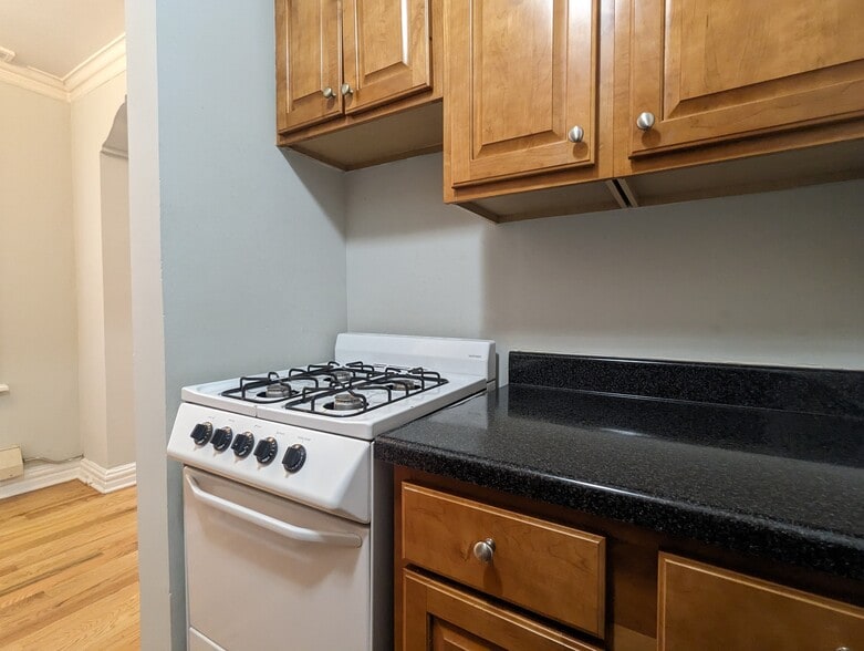 Building Photo - 429 W Roscoe St