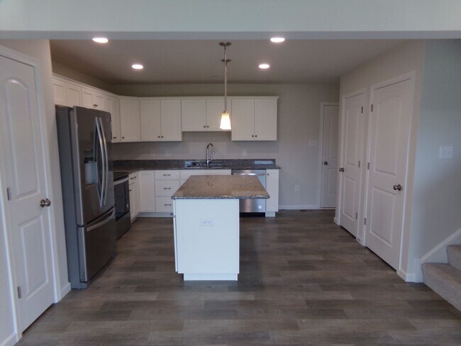 Building Photo - 3 bedroom, 2.5 Bathroom Townhouse in Gray's Pointe Neighborhood