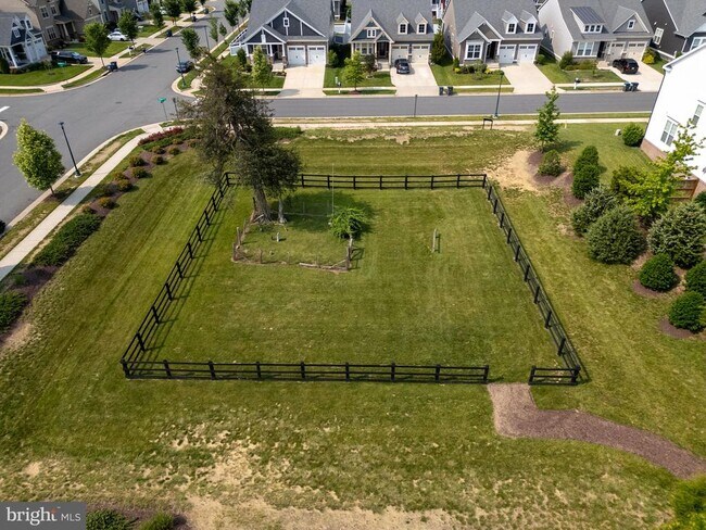 Building Photo - 214 Almond Dr