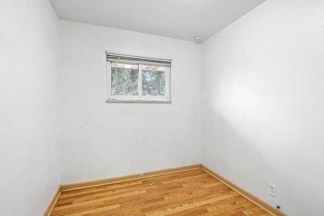 Building Photo - Section 8 Property! 3 bedroom 2 bathroom |...