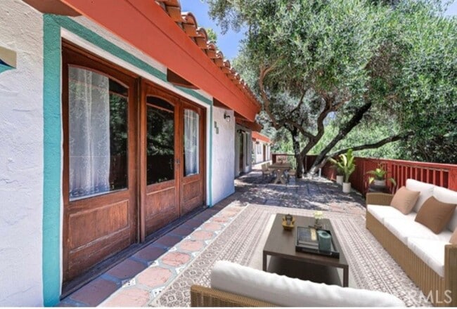Building Photo - Escape to Your Own Private Retreat Among the Oaks