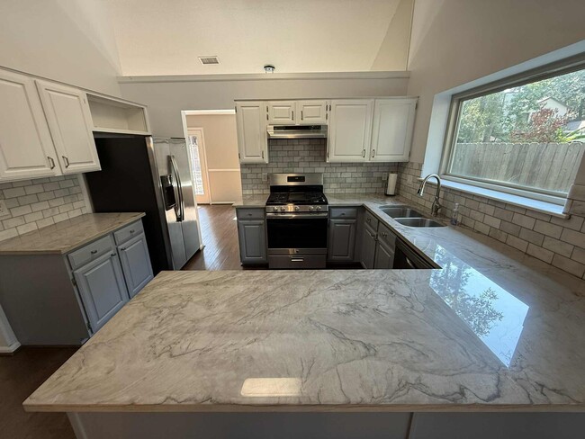 Building Photo - 36 Silver Elm Pl