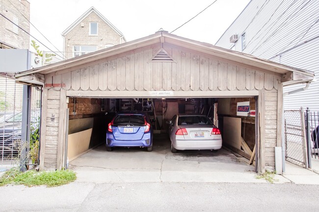 Building Photo - Spacious 1bedroom/1bath unit in Bucktown! Central Air, Dishwasher, FREE Laundry! Near Metra!