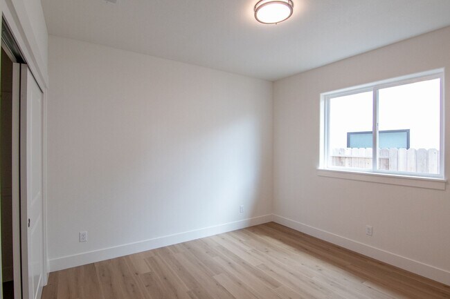 Building Photo - $500 MOVE IN SPECIAL OFF FIRST MONTHS RENT.