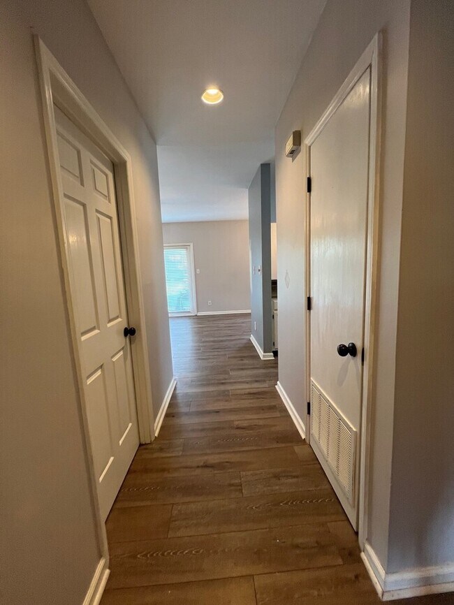 Building Photo - Charming 2-Bedroom in a Highly Sought-Afte...