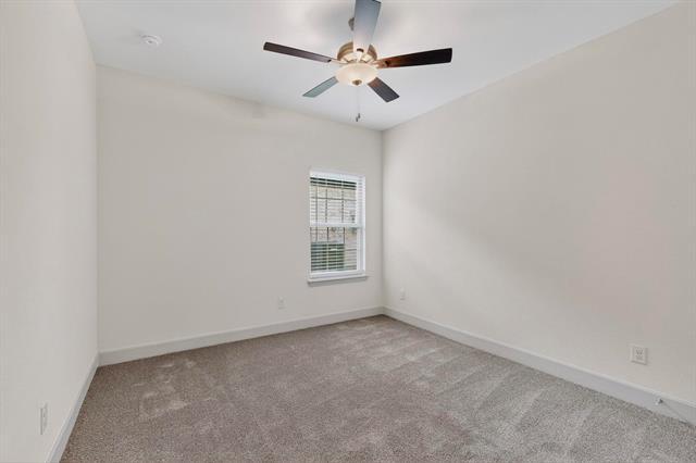 Building Photo - 560 Oak Crk Dr