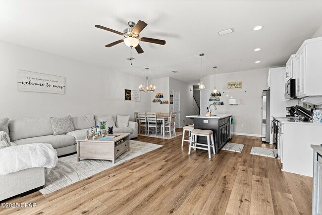 Building Photo - 326 Raven Ln