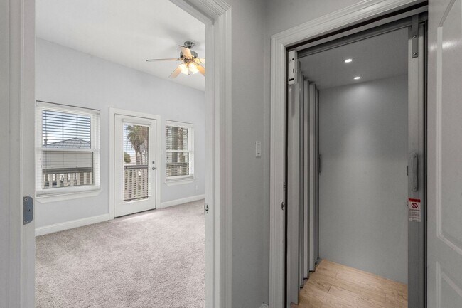 Building Photo - Waterfront Living at Its Best – For Rent on Tiki Island