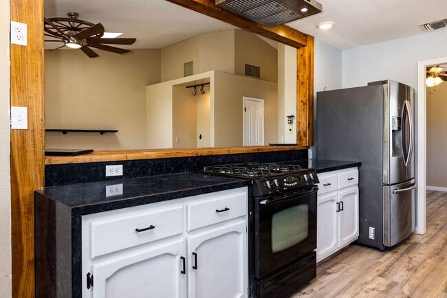 Building Photo - NORTHWEST SOLAR HOME - AVAILABLE NOW!!