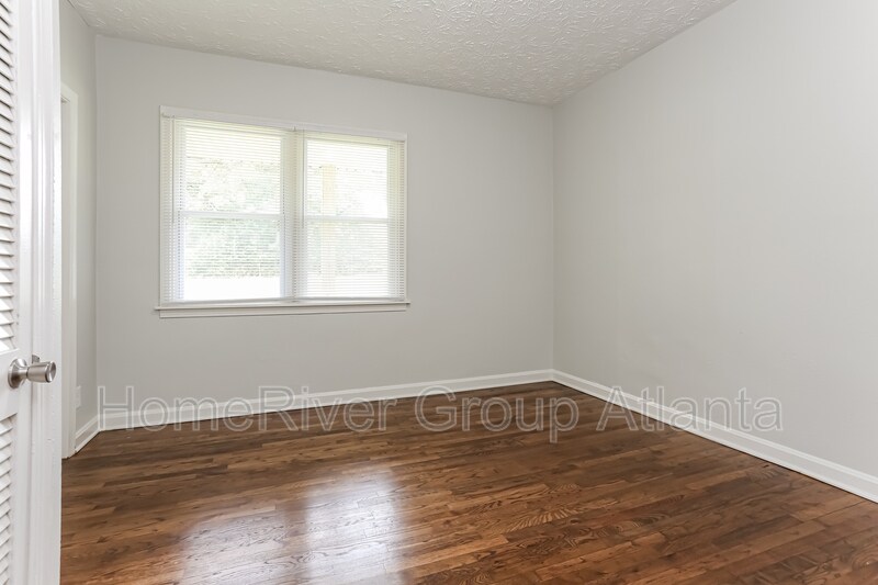 Building Photo - 527 Walton Rd