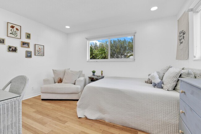 Building Photo - 798 E Boca Raton Rd