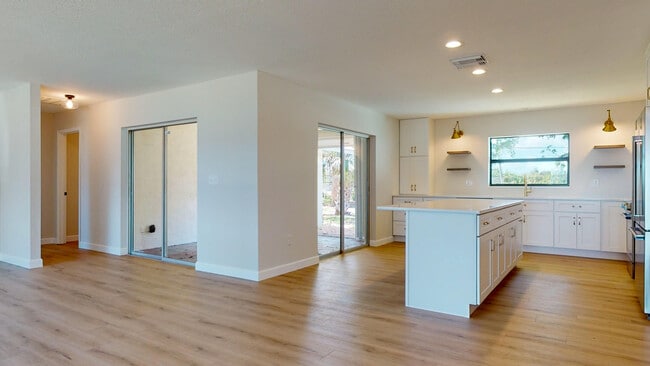 Building Photo - 4003 S Indian River Dr