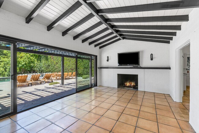 Building Photo - 839 N Avenida Olivos