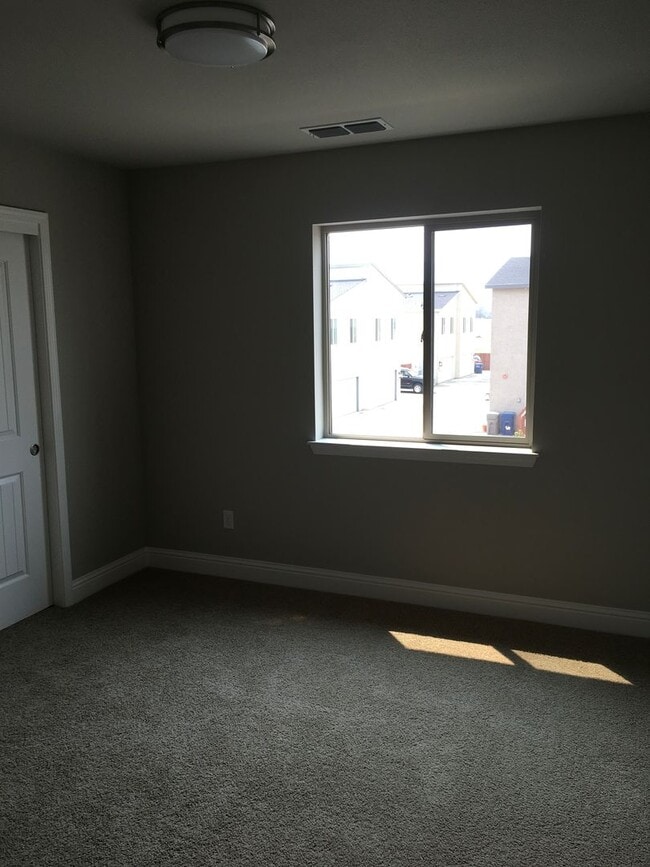 Building Photo - 4 Bedroom West Redding Townhome-  MOVE IN ...