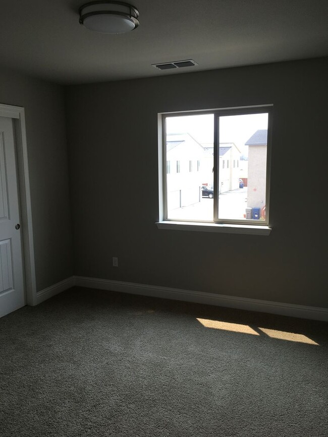 Building Photo - 4 Bedroom West Redding Townhome