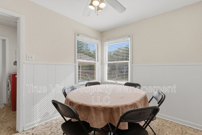 Building Photo - 2423 W Gramercy Pl