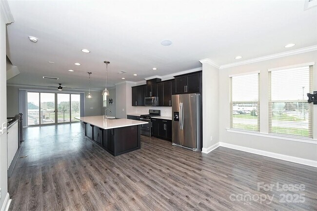 Building Photo - 2635 Statesville Ave