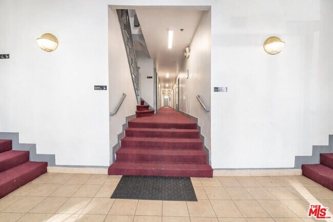 Building Photo - 537 S Kenmore Ave