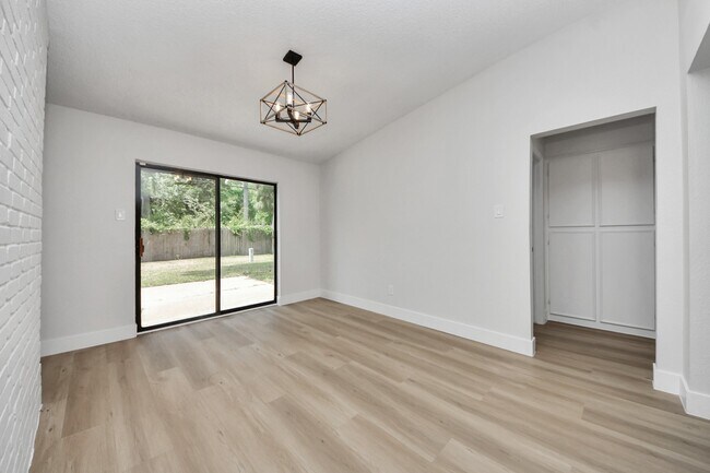Building Photo - 7427 Willow Oak Dr