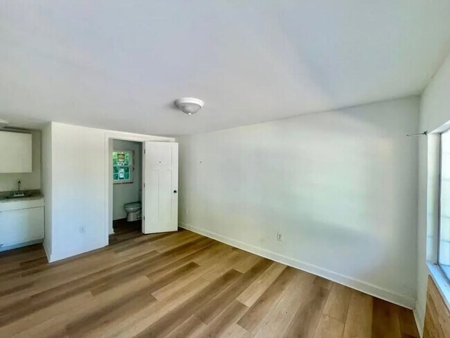 Building Photo - Studio fully Renovated