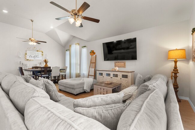 Building Photo - Upscale Living!