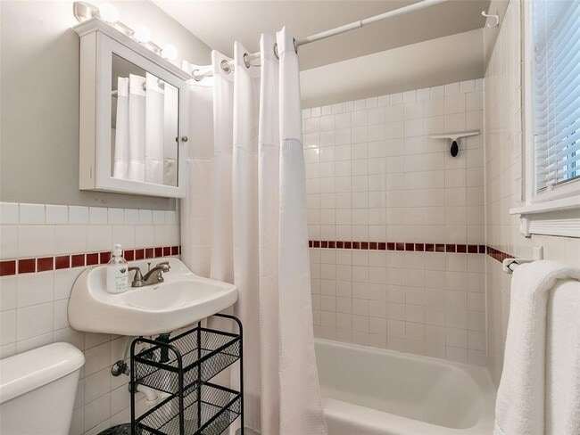 Building Photo - 203 E Brooks St