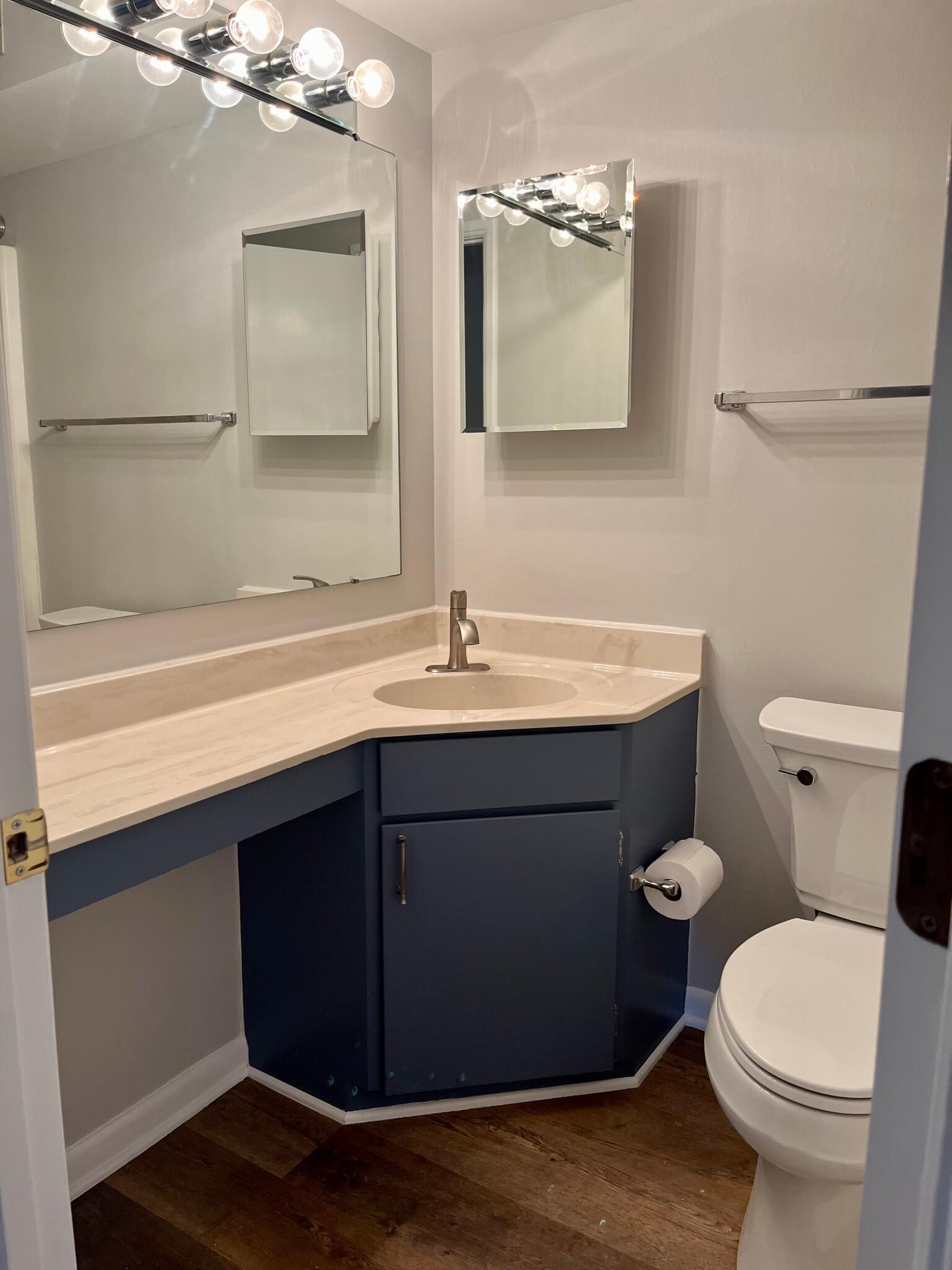 Hallway bathroom with shower/tub - 104 Turtle Creek Rd
