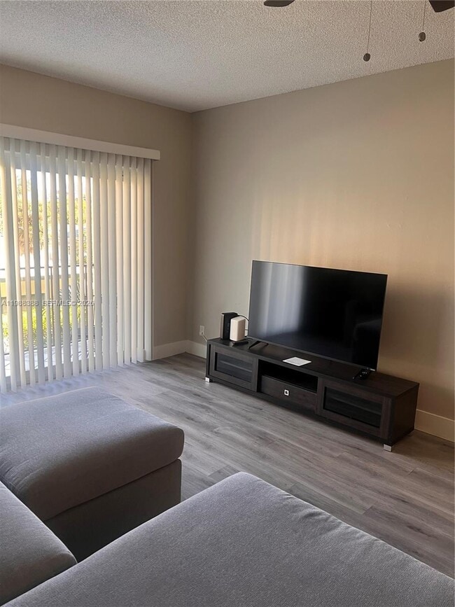 Building Photo - 400 N Riverside Dr