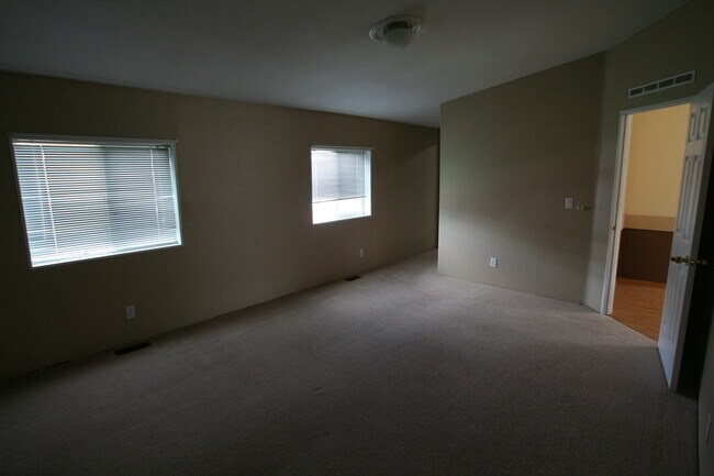 Building Photo - 3 bed 2 bath home with fireplace