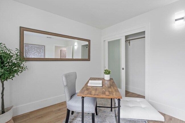 Building Photo - Stunning 4/3 in the Oakland Hills