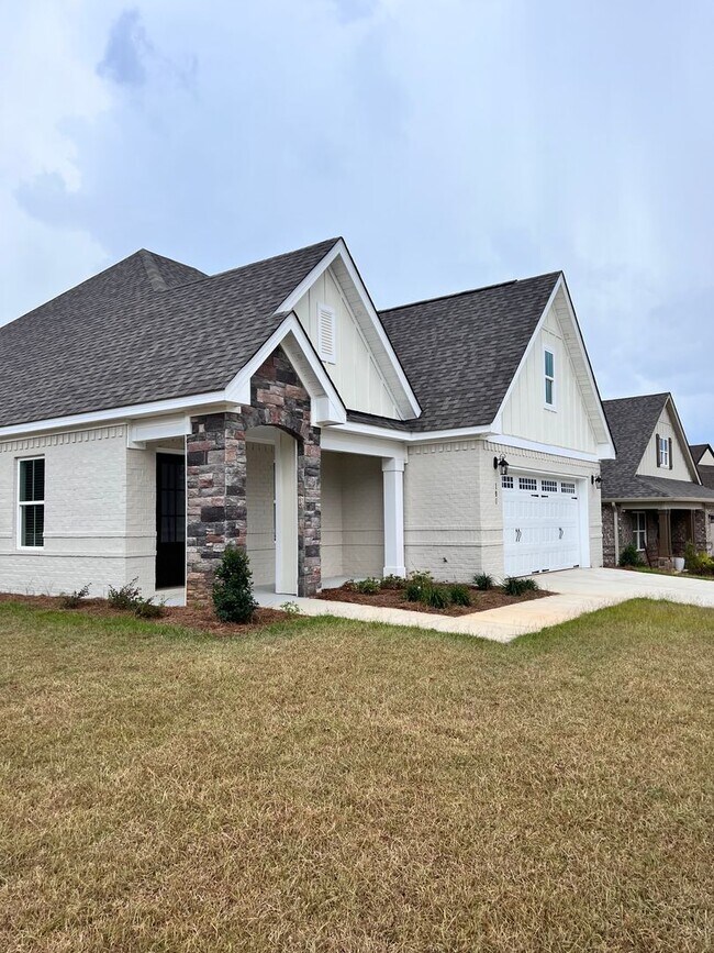 Building Photo - Available August!
