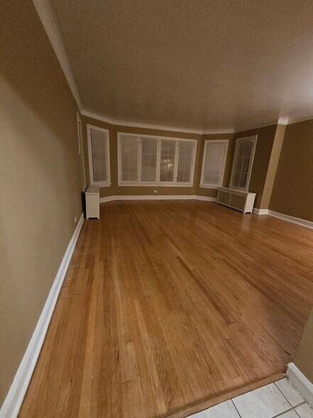 Building Photo - 8031 S Rhodes Ave