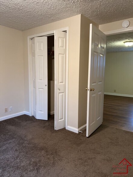 Building Photo - 864 Treewood Dr