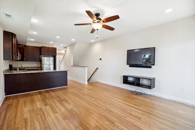 Primary Photo - 1832 W Montgomery Ave